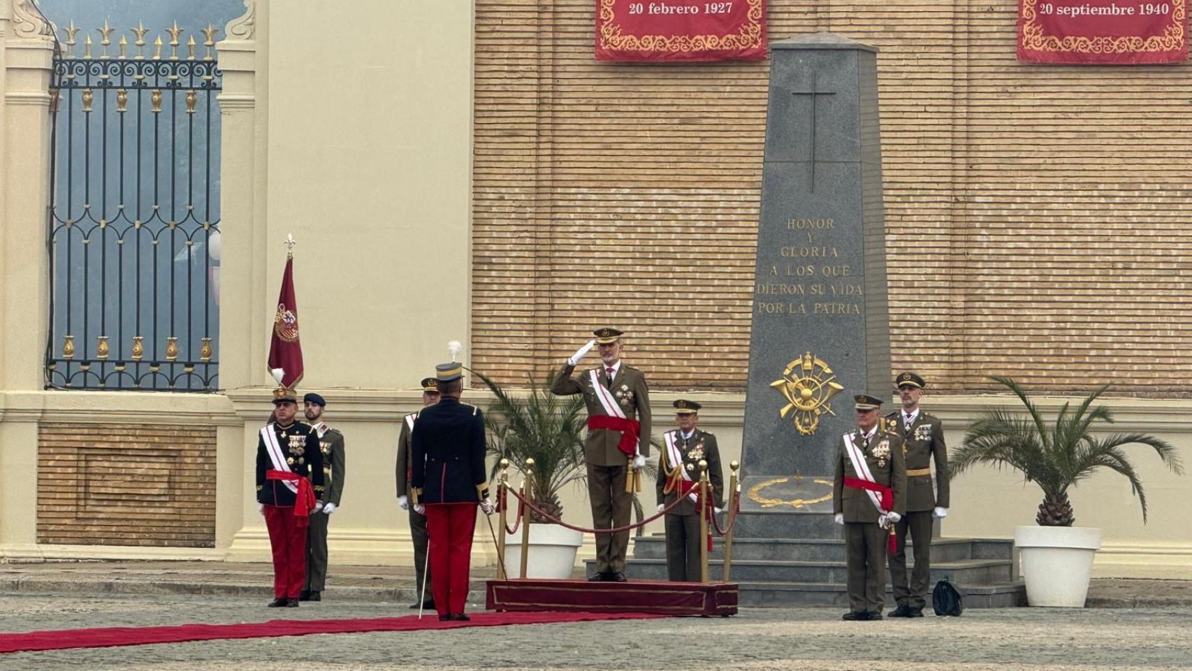 El Rey en el 40º aniversario de la jura de bandera de sus compañeros en la Academia General Militar.