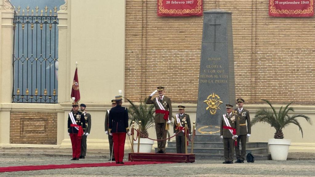 El Rey en el 40º aniversario de la jura de bandera de sus compañeros en la Academia General Militar.