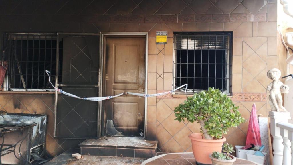 Entrada a la vivienda de Carmen, después del incendio.