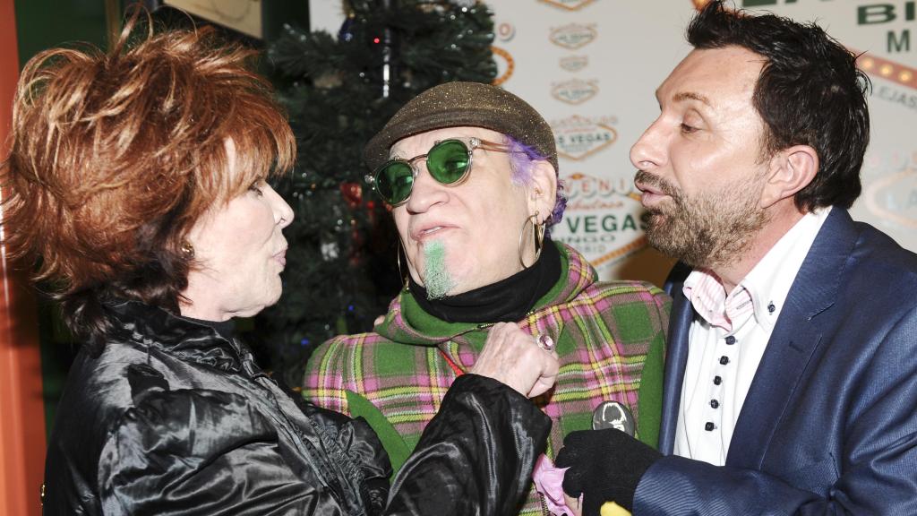 Encarnita Polo, con Paco Clavel y José Manuel Parada, en 2011.