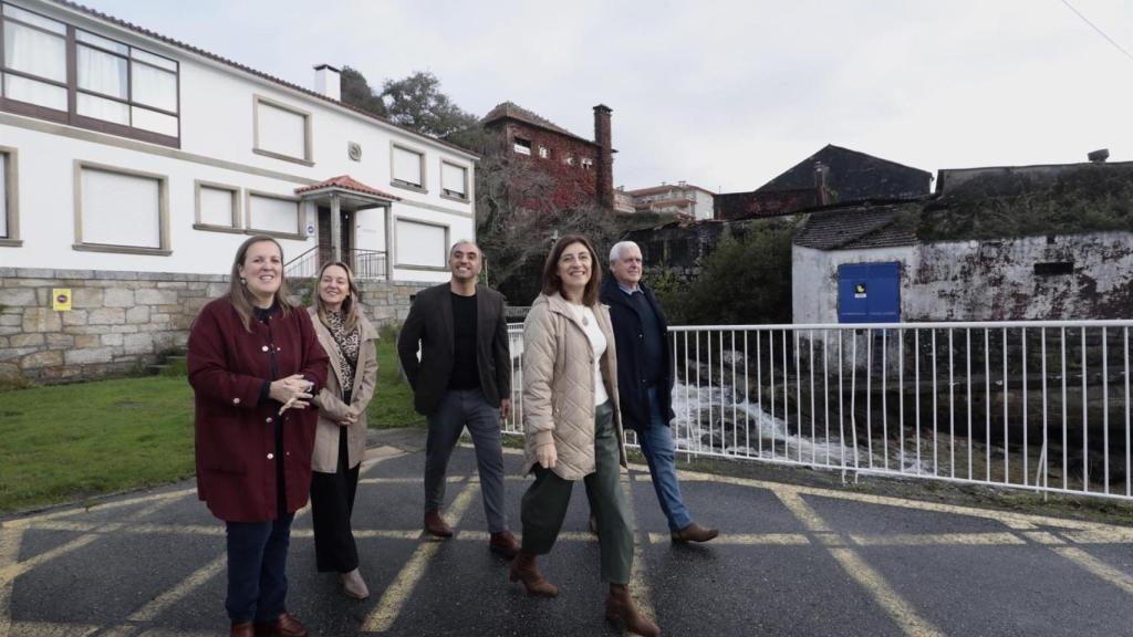 La conselleira de Medio Ambiente, Ángeles Vázquez, en su visita a la antigua sede de Conservera Gallega, en Poio (Pontevedra).