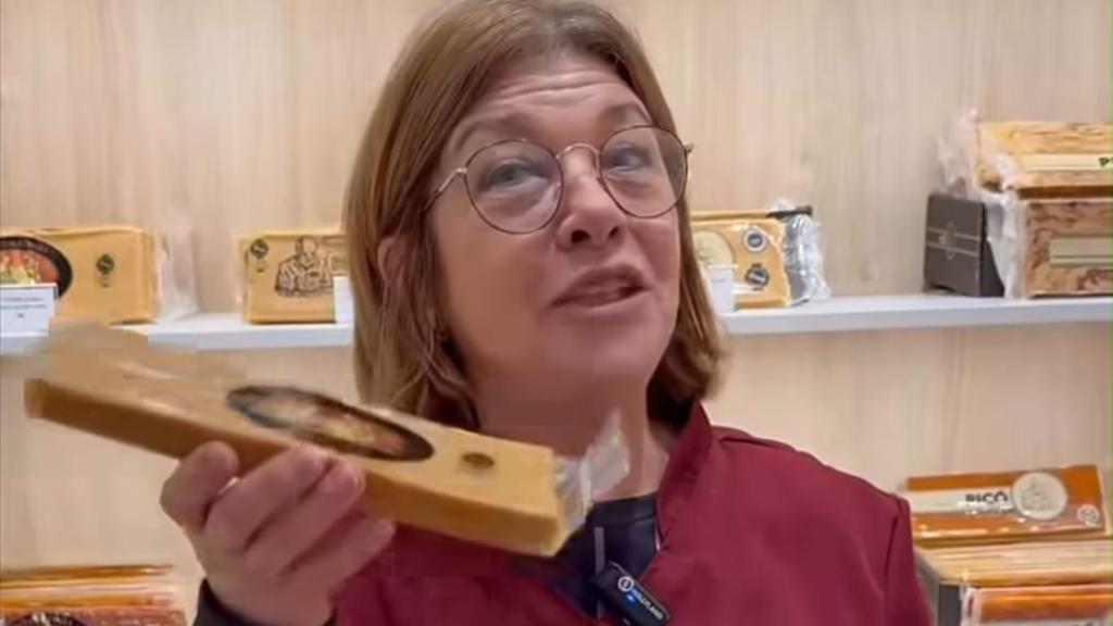 Tere, la experta turronera de Turrones Picó.