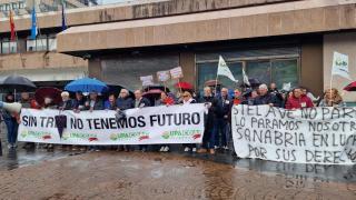 Vecinos de Sanabria protestan en Vigo por la supresión de paradas de AVE: Pedimos lo que nos quitaron