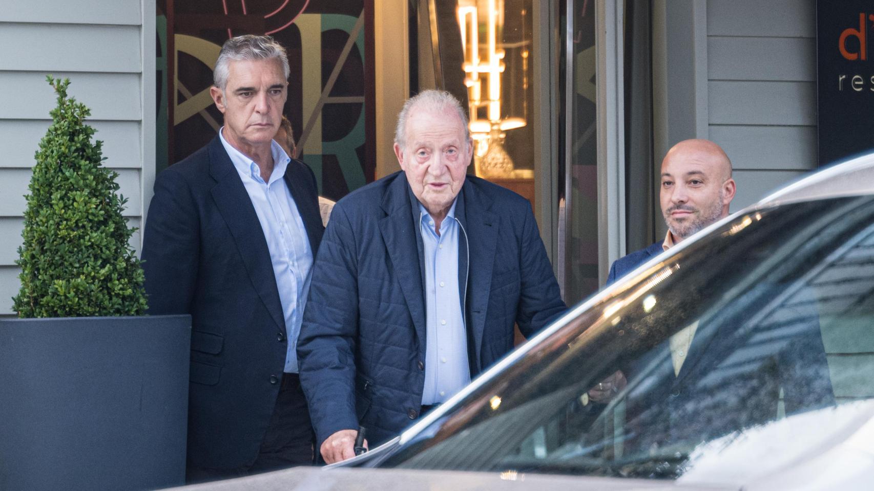 Juan Carlos I  a su salida del restaurante D’Berto