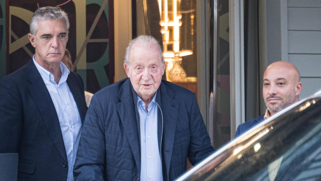 Juan Carlos I  a su salida del restaurante D’Berto