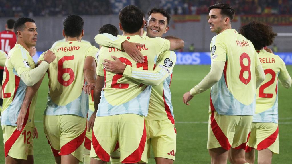 The Spanish national team celebrates one of its goals against Georgia.