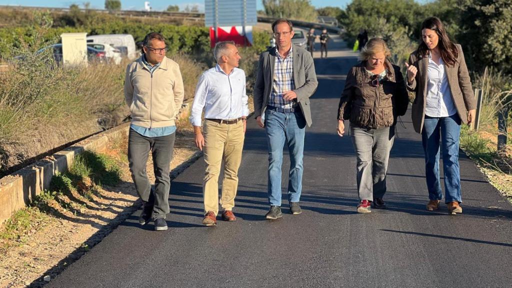 El conseller Barranchina, segundo por la izquierda, en un camino rural recuperado de Silla.