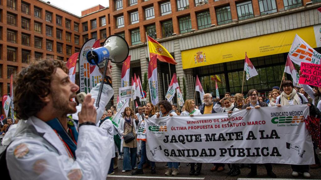 Manifestação de médicos convocada em Madrid pelos sindicatos CESM e SMA para protestar contra a proposta de reforma da lei-quadro que rege as condições de trabalho dos funcionários do Sistema Nacional de Saúde.