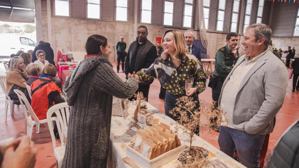 Pilar Alegría durante su visita a Albalate de Cinca (Huesca).