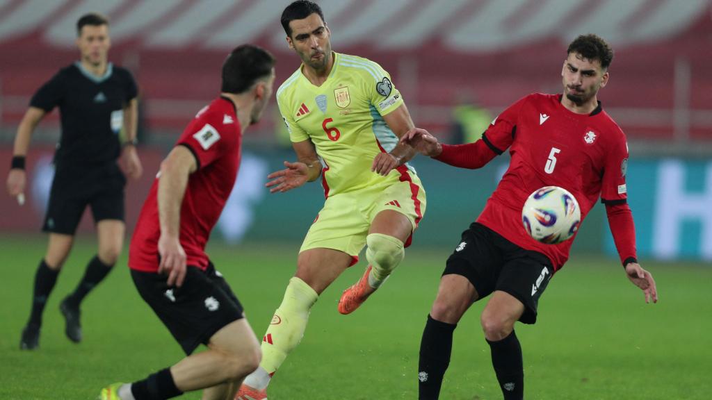 Mikel Merino ejecuta un pase en el partido ante Georgia.