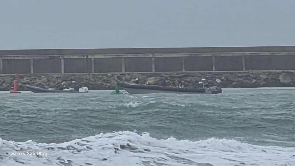 Una de las tres narcolanchas en el puerto de Barbate.