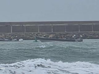 Una de las tres narcolanchas en el puerto de Barbate.