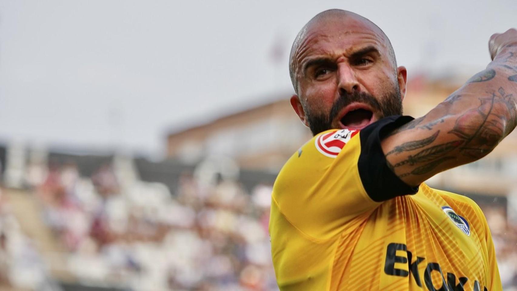Javi Jiménez con la camiseta del Hércules CF.