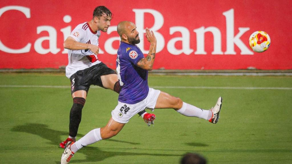 El lateral intentando bloquear un balón.