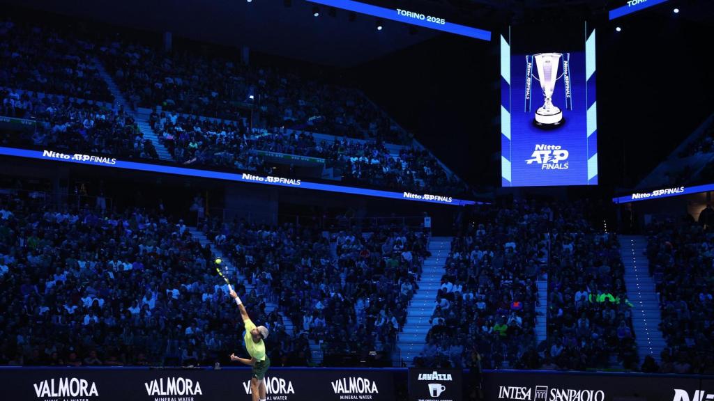 Alcaraz realiza un saque durante el partido contra Aliassime en las Finales ATP.