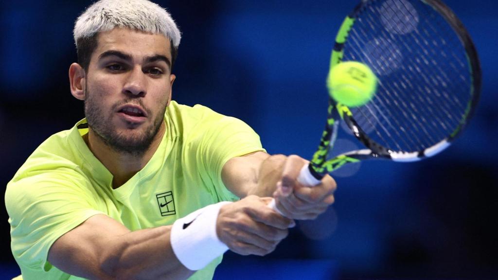 Carlos Alcaraz ejecuta un revés.