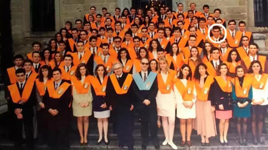Fotografia de formatura de Pedro Sánchez, graduado pela Faculdade de Economia do Real Centro Universitário Maria Cristina de El Escorial (Madrid).