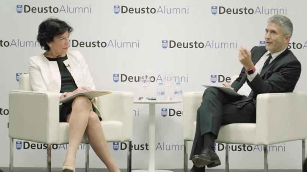 Marlaska (junto com a então Ministra da Educação, Isabelle Selaa) em novembro de 2018, em um evento de ex-alunos da Universidade de Deusto.