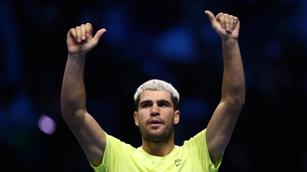 Carlos Alcaraz celebra su victoria ante Aliassime en las Finales ATP.