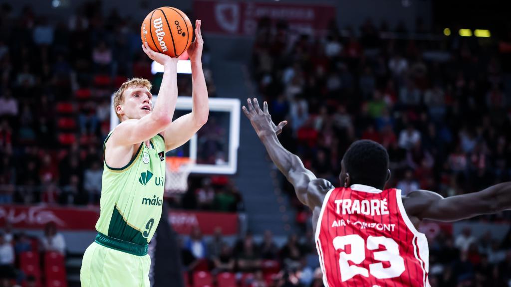 Alberto Díaz lanza a canastas en durante el Casademont Zaragoza vs. Unicaja.