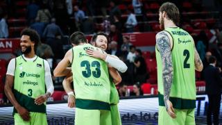 Los jugadores del Unicaja celebran el triunfo en Zaragoza contra Casademont.