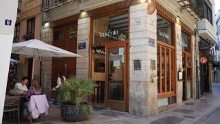 La taberna en pleno centro de Valencia que no reserva nunca: solo tiene seis mesas y lleva 18 años triunfando en la ciudad