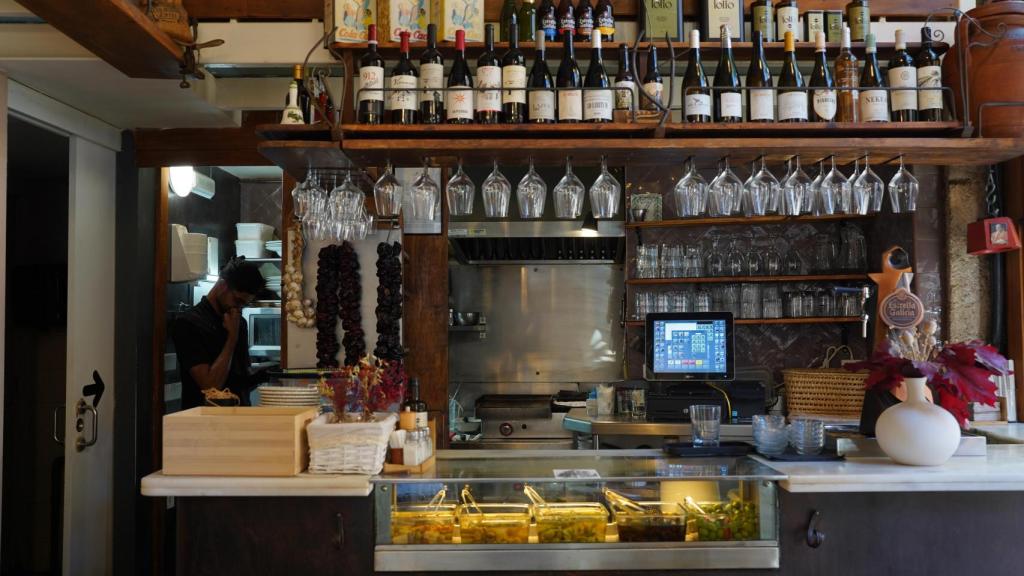 Interior de La Sénia, la taberna que no reserva nunca en Valencia. Raquel Granell