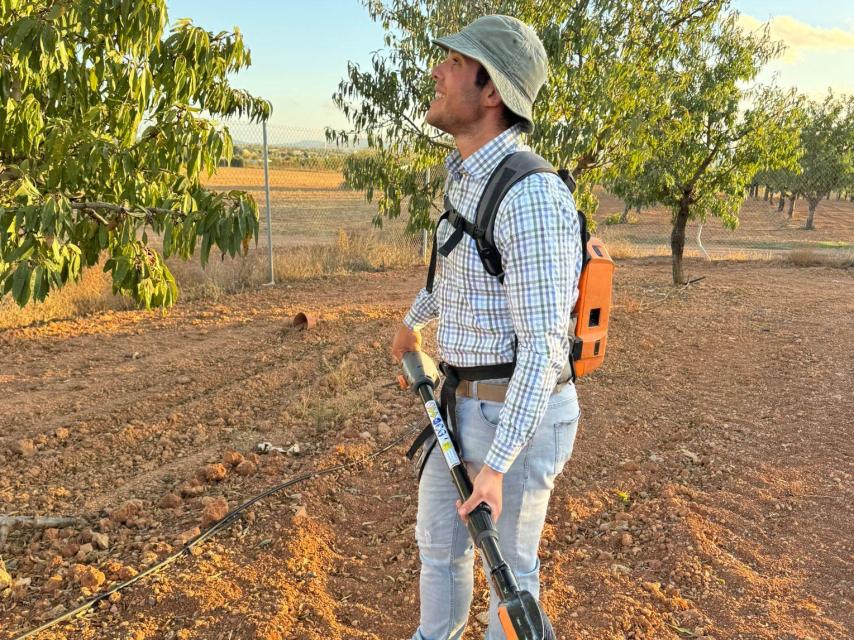 El joven toledano podando almendros.