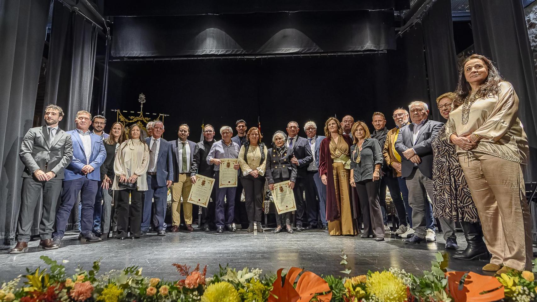 Foto de familia del acto de honores y distinciones celebrado en Gálvez (Toledo).