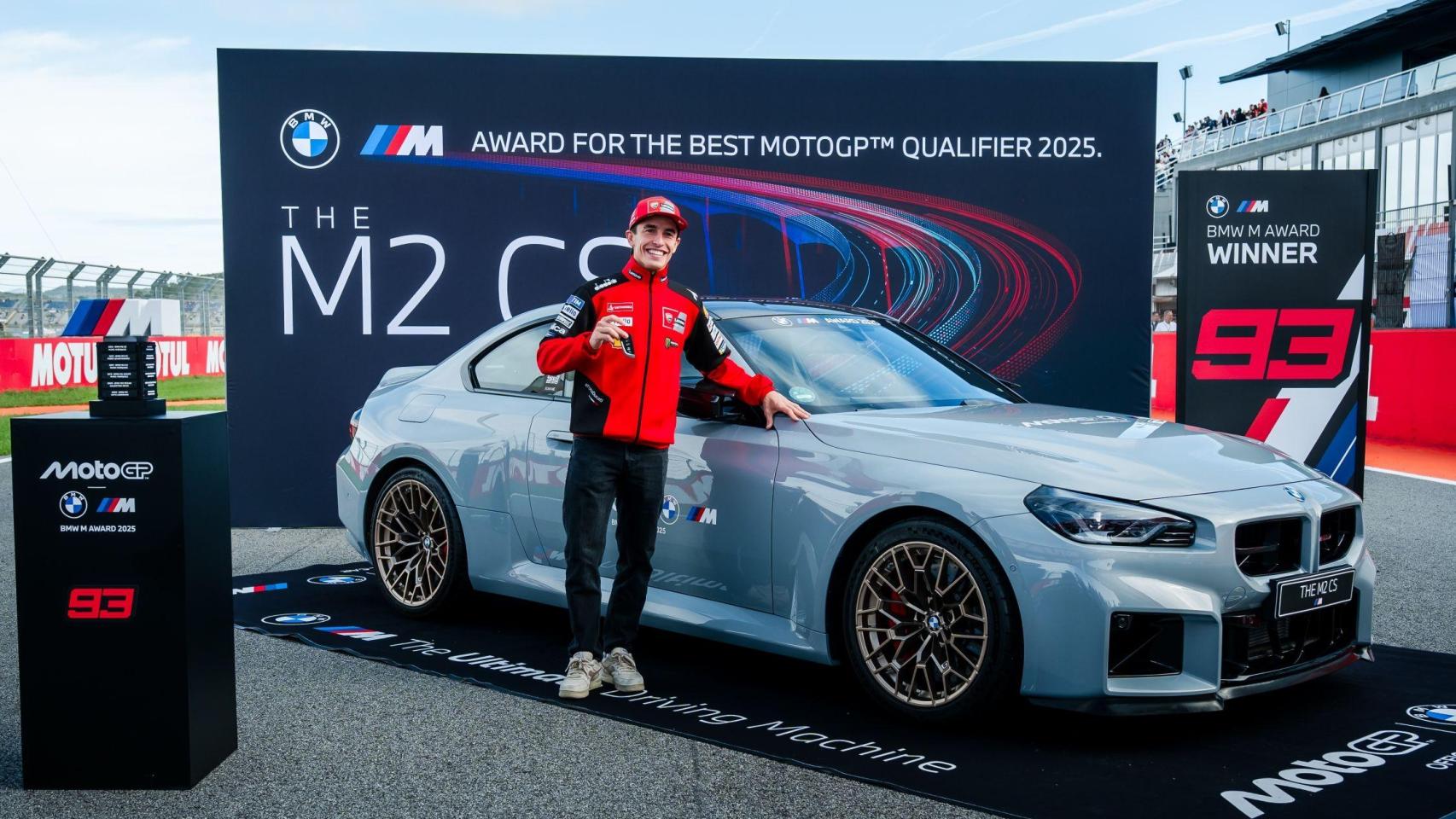 Marc Márquez recibe las llaves de su BMW M2 CS, en el circuito Ricardo Tormo de Cheste.
