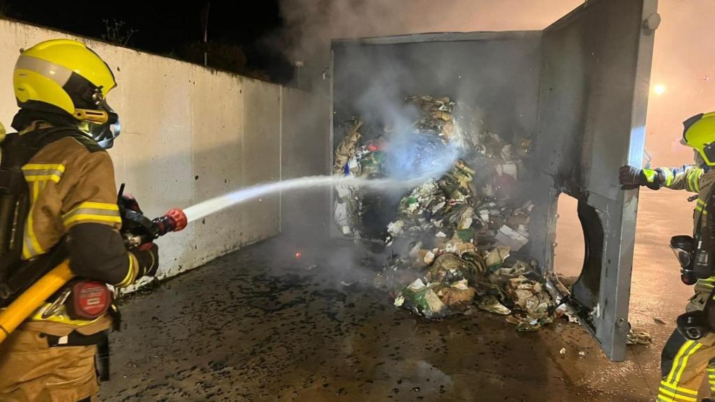 Efectivos de bomberos de la DPH de los parques de Monzón y Barbastro interviniendo este sábado en el incendio.