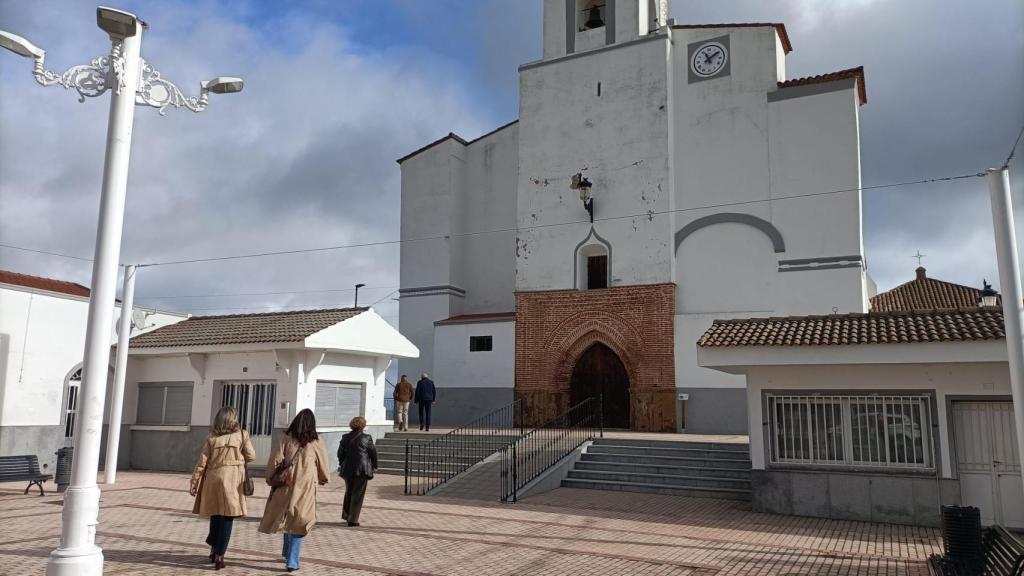 La iglesia del pueblo, con varios vecinos caminando al acto 'popular'.