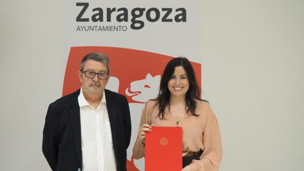 La concejal de Medio Ambiente y Movilidad junto al presidente de la Asociación, Miguel Izaguirre.