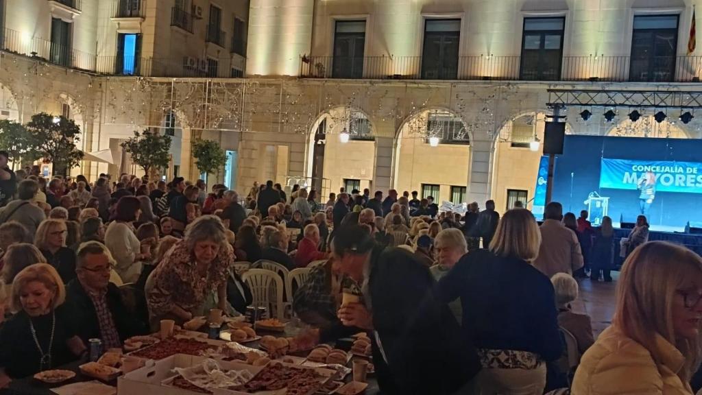 Mayores en la plaza del Ayuntamiento ayer sábado.