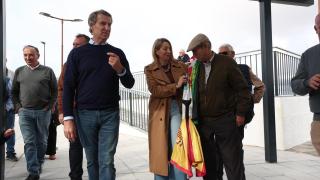 El presidente del PP, Alberto Núñez Feijóo (i), y la presidenta del PP de Extremadura, María Guardiola (c), participan en un acto público, en el Pabellón Municipal Juan de Dios Ordóñez, a 16 de noviembre de 2025, en Lobón, Badajoz.