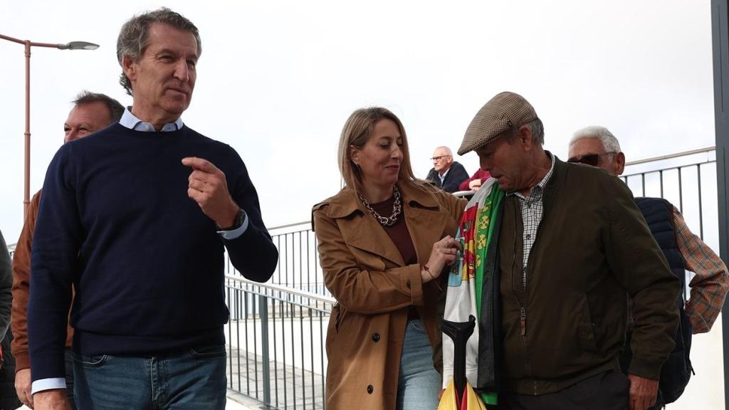 Alberto Núñez Feijóo y María Guardiola, este sábado a su llegada al Pabellón Municipal Juan de Dios Ordóñez, en Lobón (Badajoz).