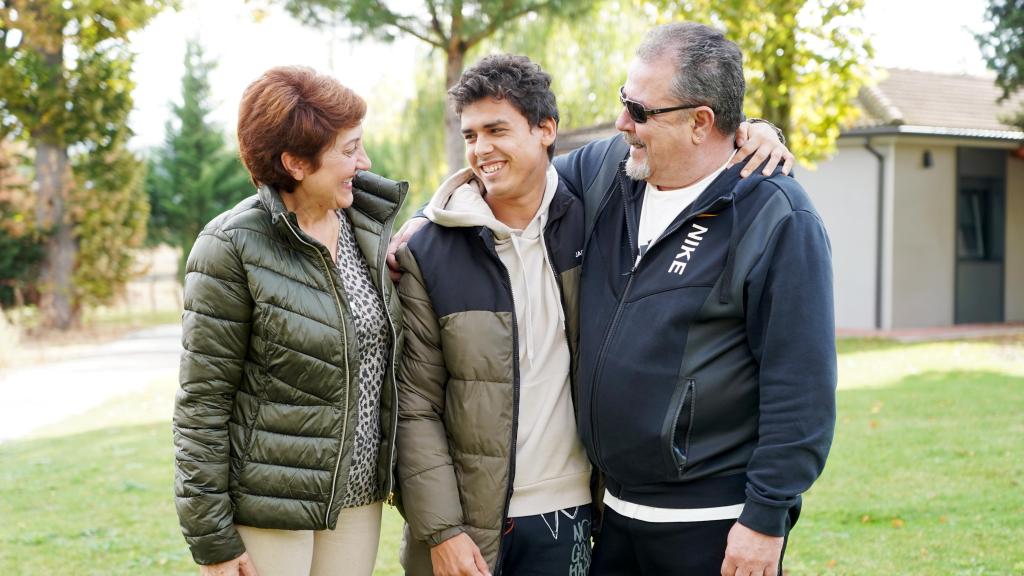 Iván, junto a su padres, Paloma y Carlos, en las instalaciones del Centro San Juan de Dios de Valladolid