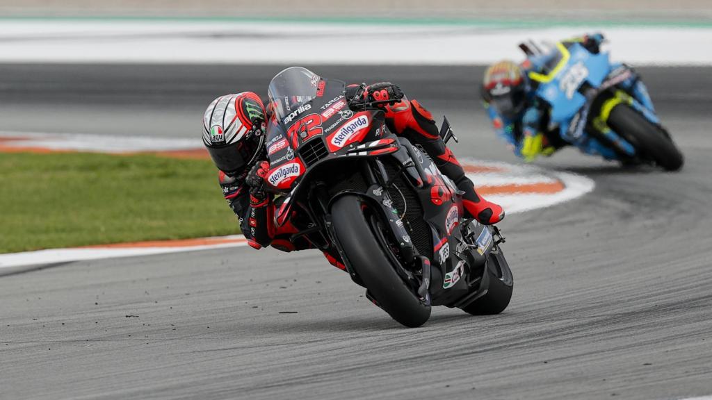Marco Bezzecchi pilota su Aprilia RS-GP25, seguido de Raúl Fernández; en el circuito Ricardo Tormo de Cheste.