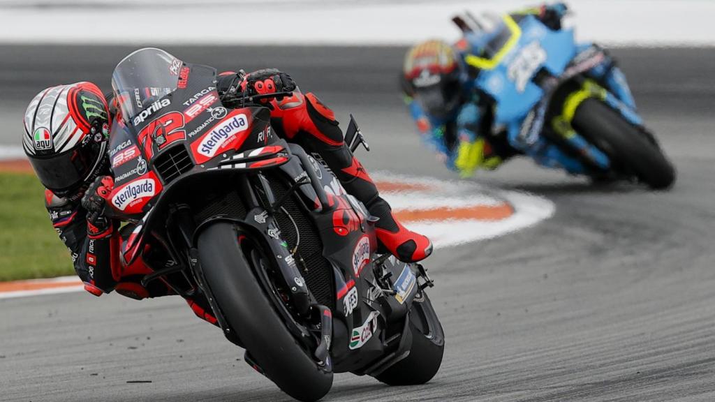 Marco Bezzecchi pilota su Aprilia RS-GP25, seguido de Raúl Fernández; en el circuito Ricardo Tormo de Cheste.