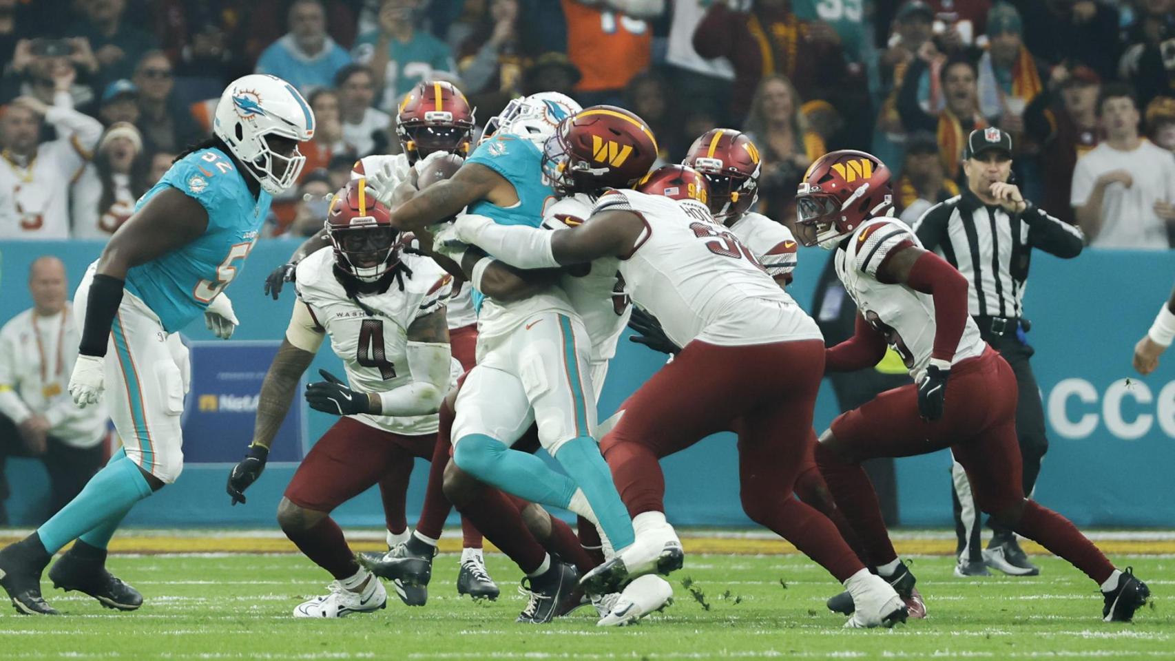 Los jugadores del Miami Dolphins y los jugadores del Washington Commanders Holmes, durante el partido en el Bernabéu.