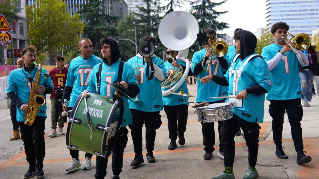 Gran ambiente en los aledaños del Bernabéu.
