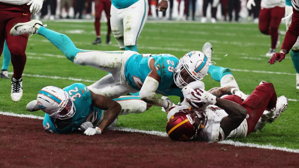 Samuel Sr. anota el touchdown contra los Dolphins.