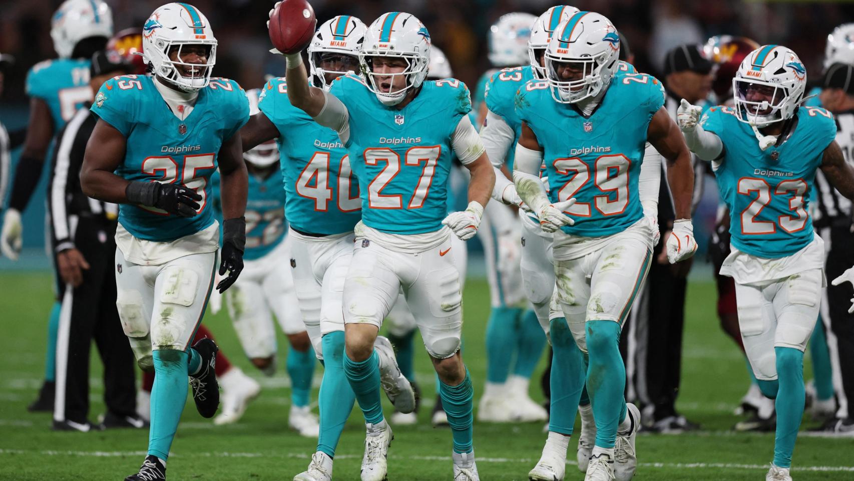 Ethan Bonner y sus compañeros de los Miami Dolphins celebran una anotación