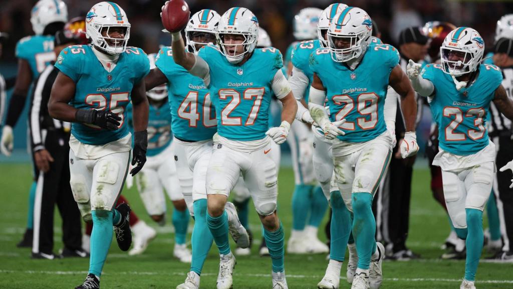 Ethan Bonner y sus compañeros de los Miami Dolphins celebran una anotación