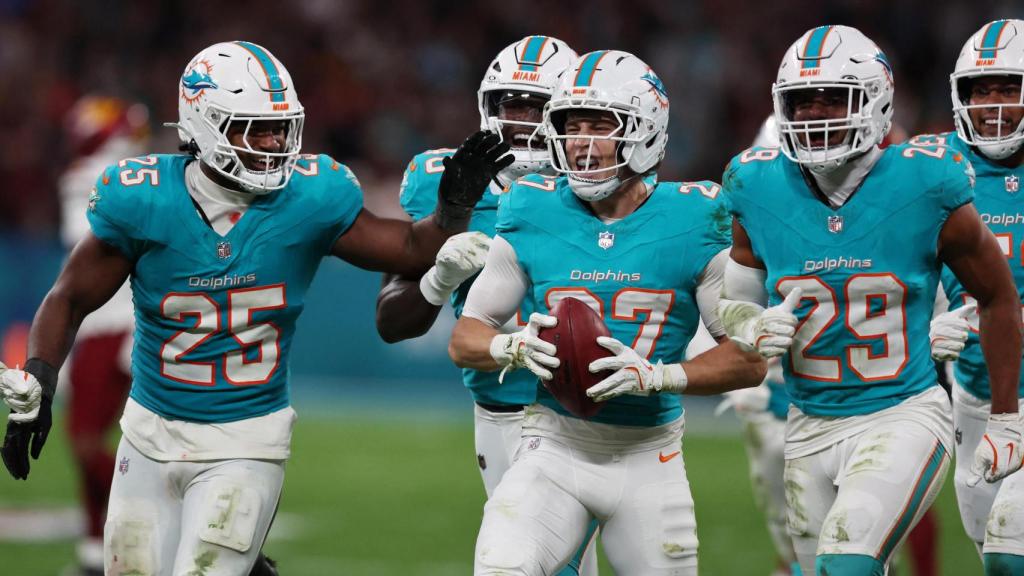 Los jugadores de los Dolphins celebran el triunfo contra los Commanders.