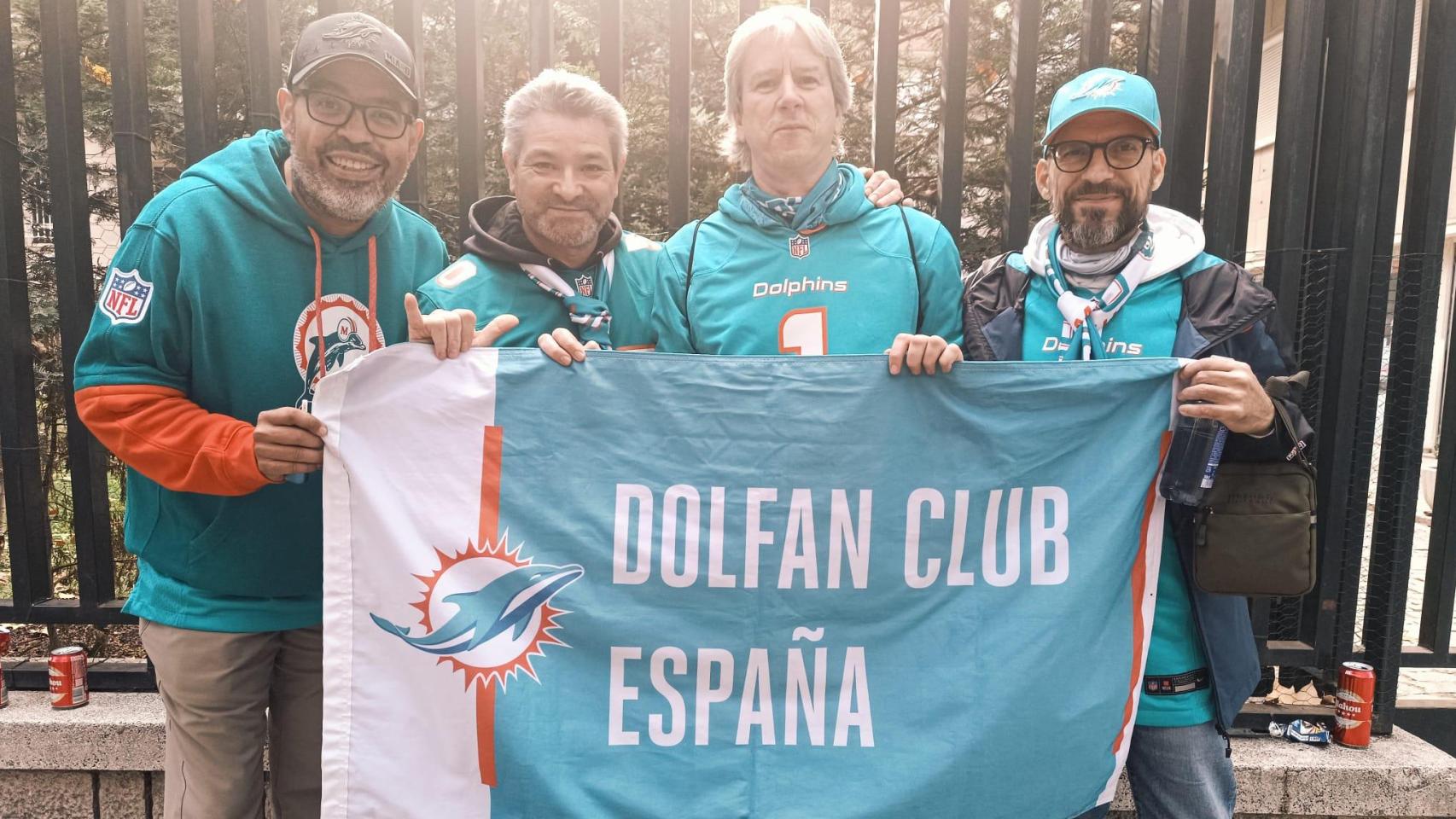 Winston, Javier, Javier el secretario del club de fans, y Conradi, en los aledaños del Santiago Bernabéu.