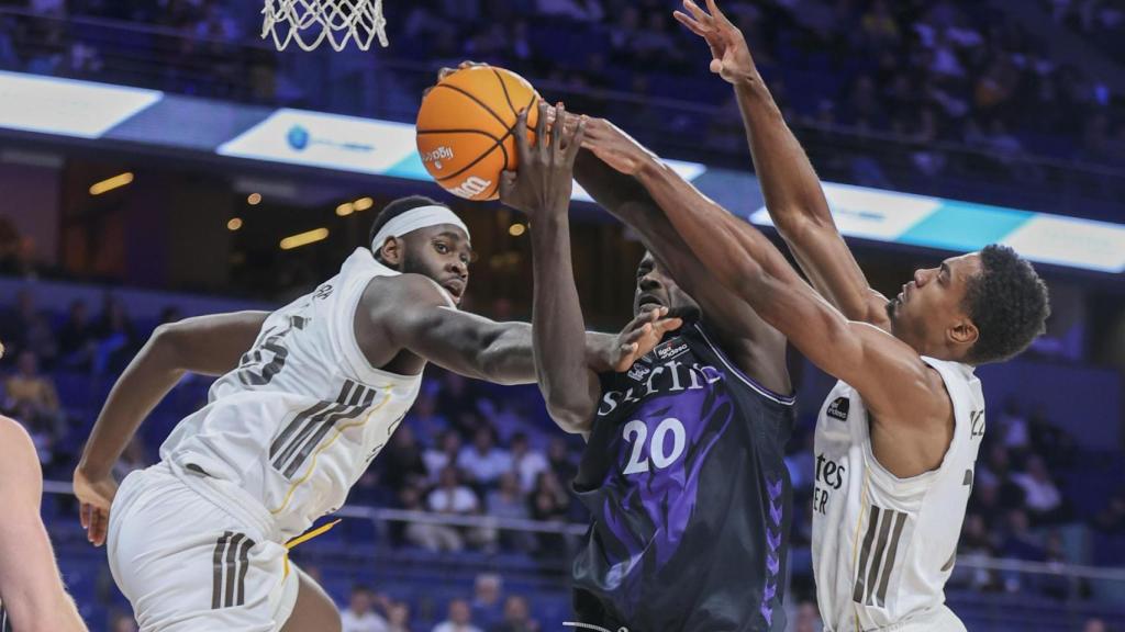 Sylla tenta escapar da defesa do Real.