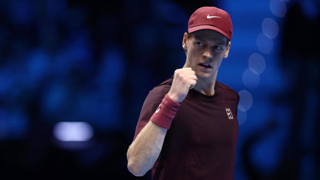 Sinner celebra ante Alcaraz.