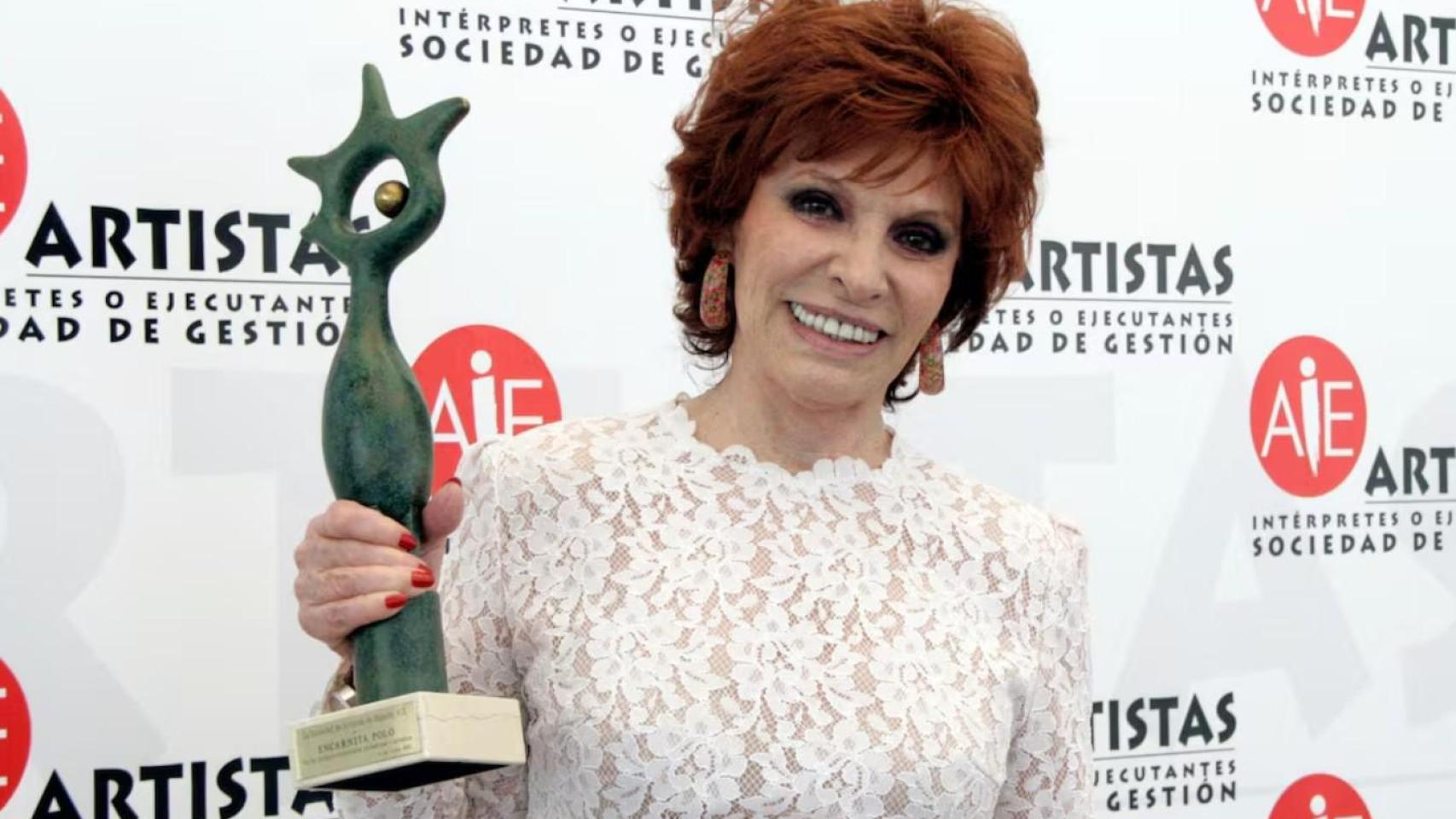 La artista Encarnita Polo, en el año 2012, mostrando un premio.