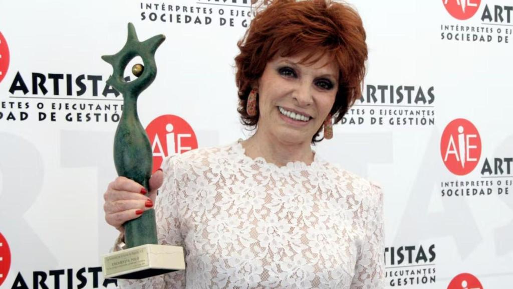 La artista Encarnita Polo, en 2012, mostrando un premio.